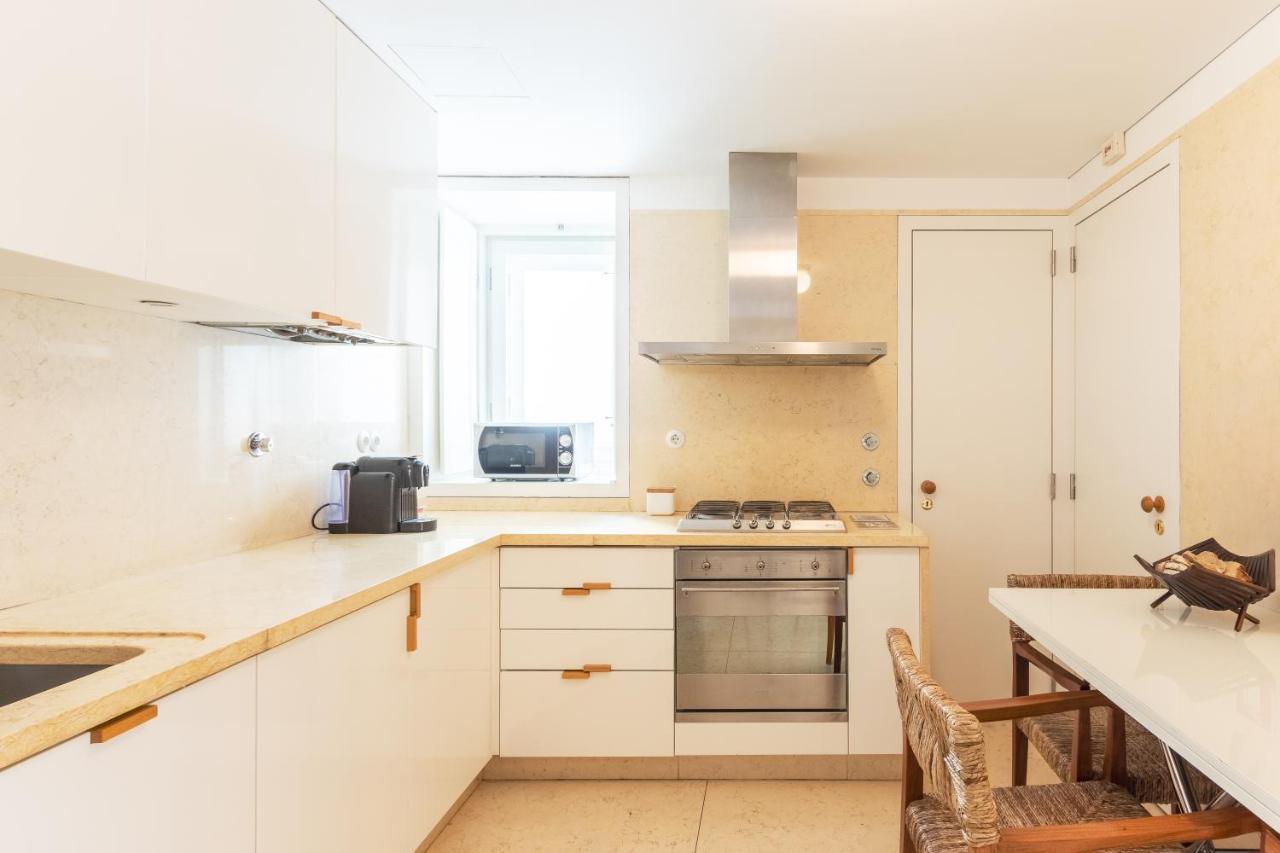Joivy Chiado Self Check-In 2-Br Flat With Parking Apartment Lisbon Bagian luar foto