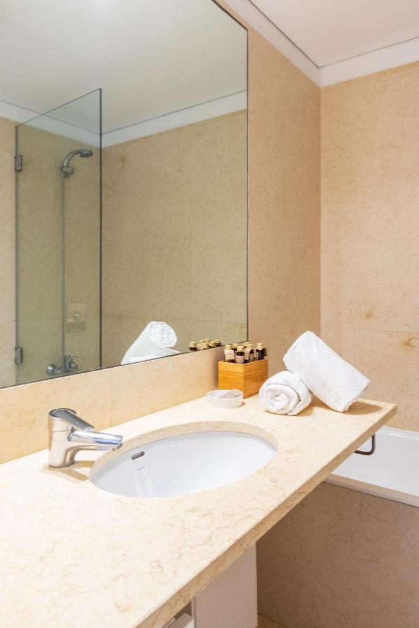 Joivy Chiado Self Check-In 2-Br Flat With Parking Apartment Lisbon Bagian luar foto