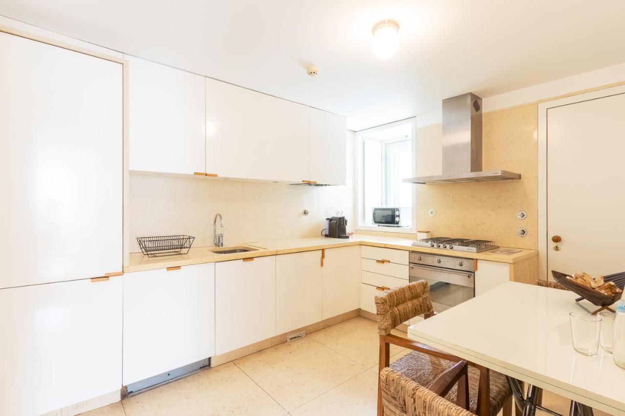 Joivy Chiado Self Check-In 2-Br Flat With Parking Apartment Lisbon Bagian luar foto
